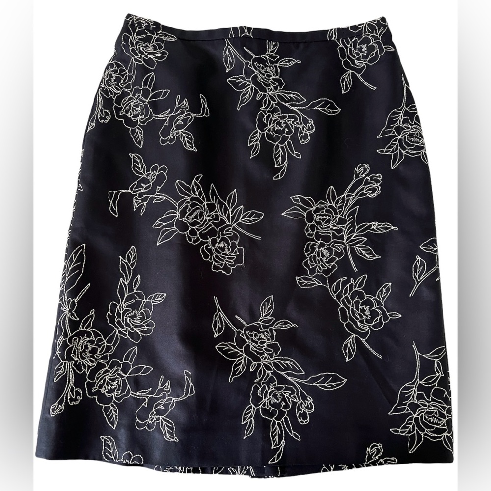 Ann Taylor Floral Embroidered Navy Lined Skirt NWT, Size 2P - Picture 5 of 14